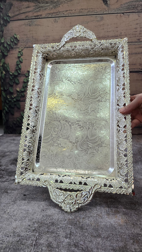 سینی پایه دار نقره ای طرح دیانا دور مشبک و طرح برجسته